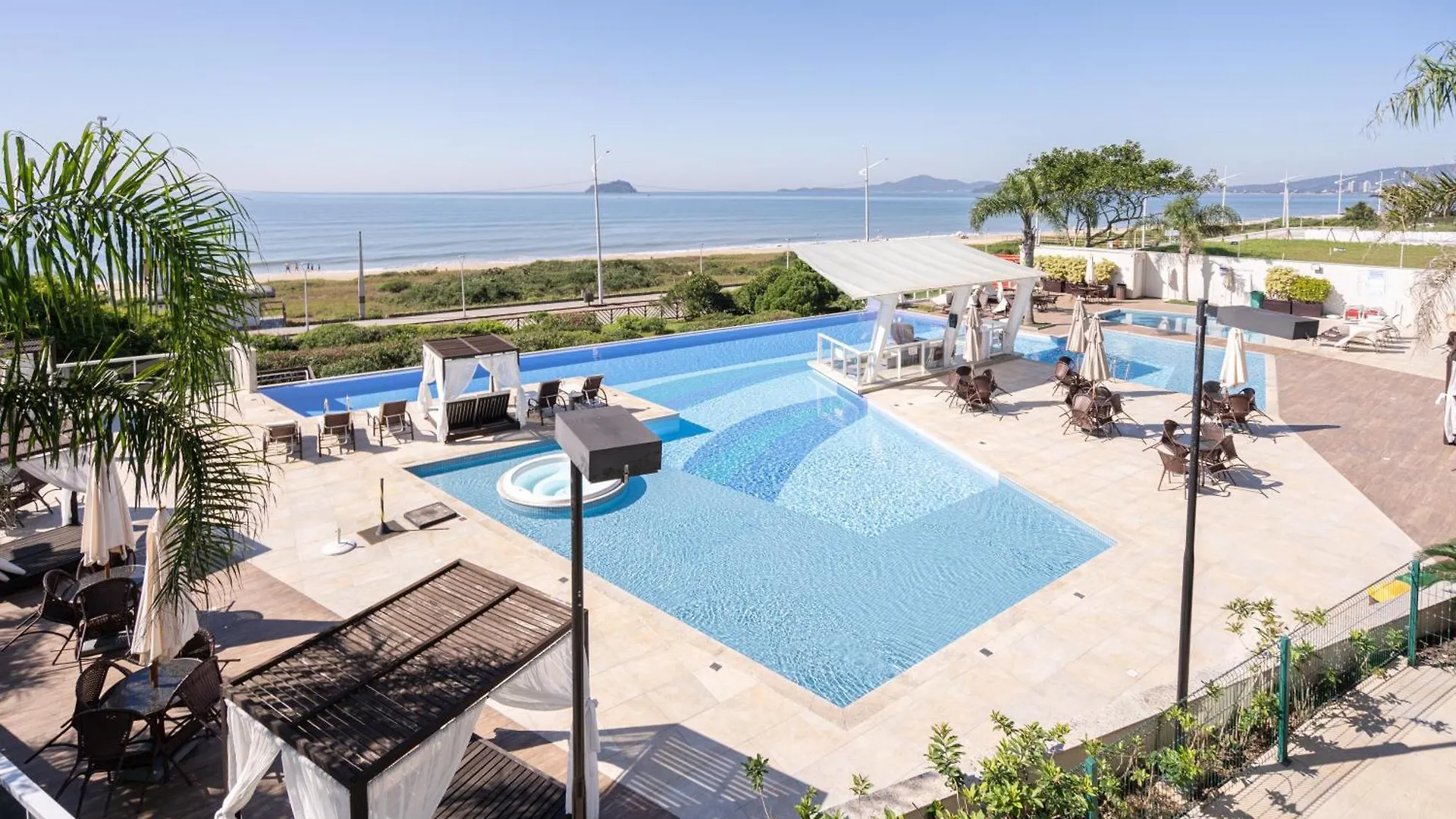 Apto Vista Mar Home Club Pe Na Areia 3 Quartos Ares Condicionados Cozinha Completa Piscina Aquecida Jacuzzi Sauna Academia Quadra Playground Salao De Jogos 15Min Do Beto Carrero Piçarras Daire